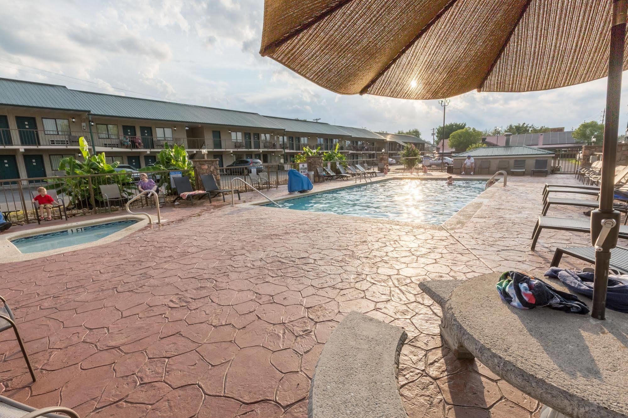 Mountain Breeze Motel Пиджен Фордж Екстериор снимка