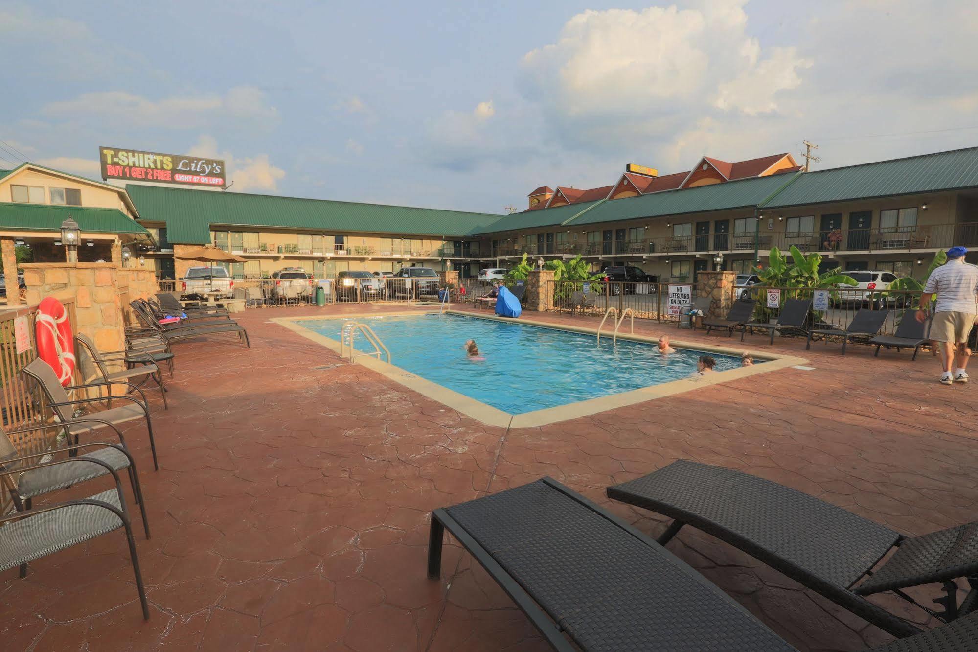 Mountain Breeze Motel Пиджен Фордж Екстериор снимка