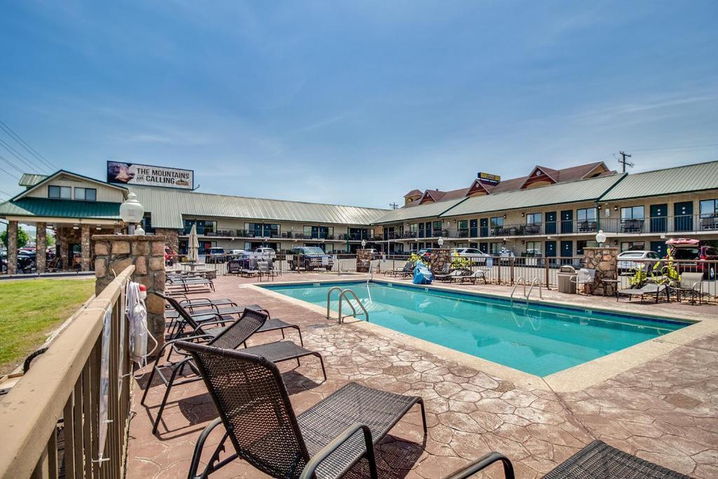 Mountain Breeze Motel Пиджен Фордж Екстериор снимка
